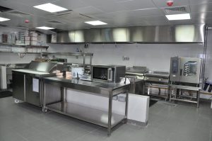 una cocina industrial